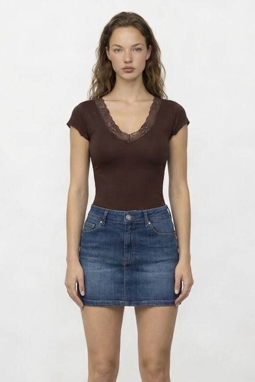 V Yaka Dantel Detaylı Kısa Kol Bluz