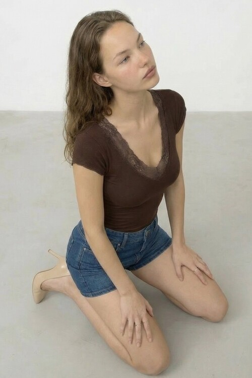 V Yaka Dantel Detaylı Kısa Kol Bluz