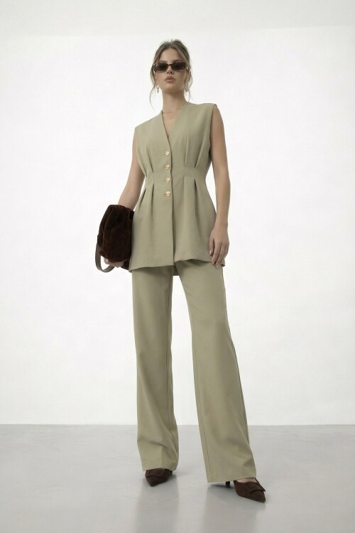 V Yaka Düğme Detaylı Kolsuz Takım