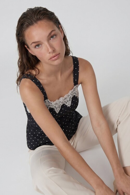 Dantel Detaylı Puantiyeli Askılı Astarlı Peplum Bluz