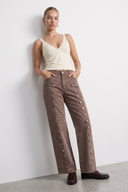Metal Toka ve Şerit Detaylı Denim Pantolon