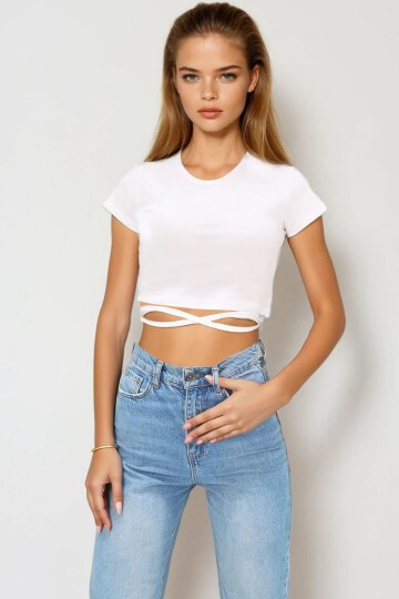 Bisiklet Yaka Bağcıklı Crop Fit T-Shirt