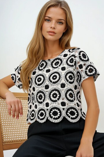 Bisiklet Yaka Delik Ajurlu İçi Astarlı Motif İşlemeli Crop Bluz