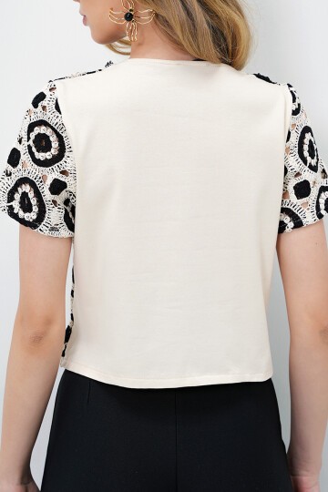 Bisiklet Yaka Delik Ajurlu İçi Astarlı Motif İşlemeli Crop Bluz