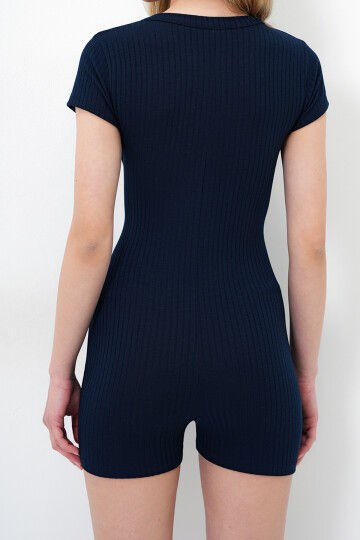 Bisiklet Yaka Önü Düğmeli Kendinden Desenli Şort Pijama Tulum