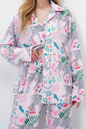 Pudra Biye Detaylı Dijital Baskılı Saten Uzun Gömlek Ve Pantolonlu Pijama Takımı