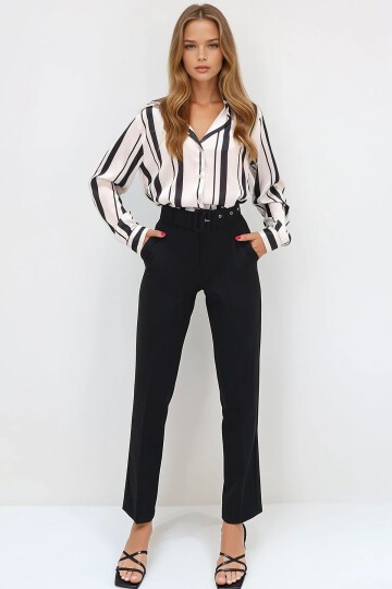 Siyah Çift Cepli Piliseli Beli Kemerli Straight Fit Pantolon