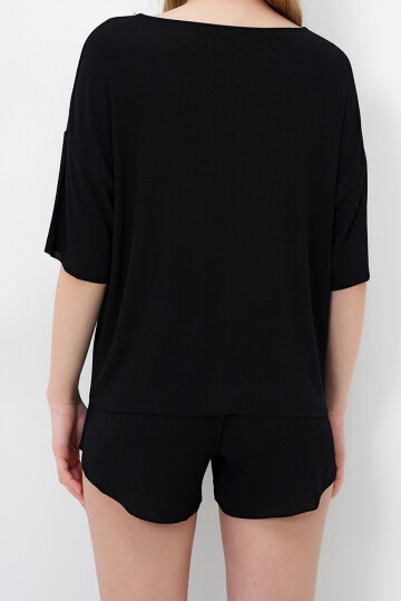 Geniş Yaka Dokulu Basic T-Shirt Ve Şortlu Alt Üst Takım