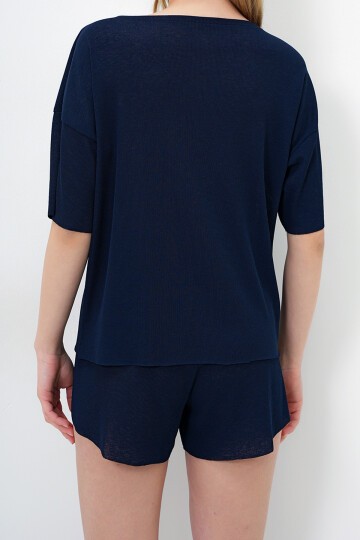 Geniş Yaka Dokulu Basic T-Shirt Ve Şortlu Alt Üst Takım