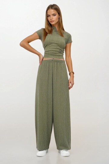Yeşil Dik Yaka Dokulu Yanları Drapeli Crop Bluz Ve Geniş Paça Pantolon Takım