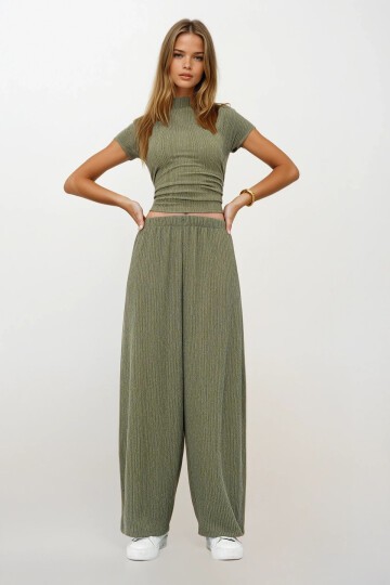 Yeşil Dik Yaka Dokulu Yanları Drapeli Crop Bluz Ve Geniş Paça Pantolon Takım
