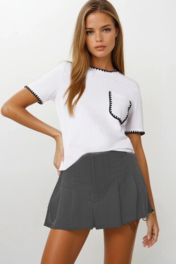 Nakış İşlemeli Tek Cepli T-Shirt