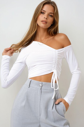 Beyaz Asimetrik Yaka Büzgülü Sandy Crop Bluz