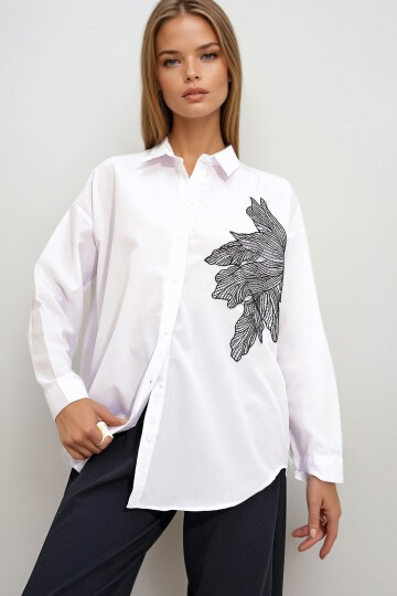 Beyaz Çiçek Nakışlı Oversize Dokuma Gömlek