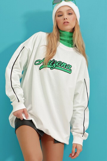 Beyaz Bisiklet Yaka Biyeli Önü Nakışlı Oversize Sweatshirt