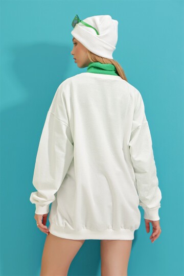 Beyaz Bisiklet Yaka Biyeli Önü Nakışlı Oversize Sweatshirt