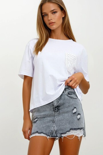 Beyaz Bisiklet Yaka Güpür Cepli T-Shirt