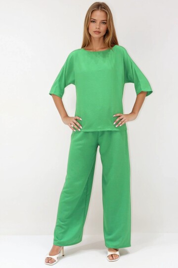 Yeşil Bisiklet Yaka T-Shirt Ve Pantolon Takım