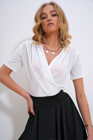 Kruvaze Yaka Altta Çıtçıtlı Body Suit
