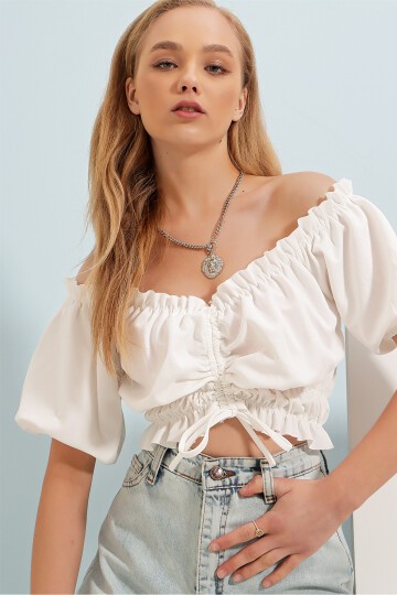 Beyaz Madonna Yaka Beli Ve Kolları Lastikli Önü Büzgülü Crop Dokuma Bluz