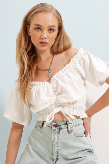 Beyaz Madonna Yaka Beli Ve Kolları Lastikli Önü Büzgülü Crop Dokuma Bluz