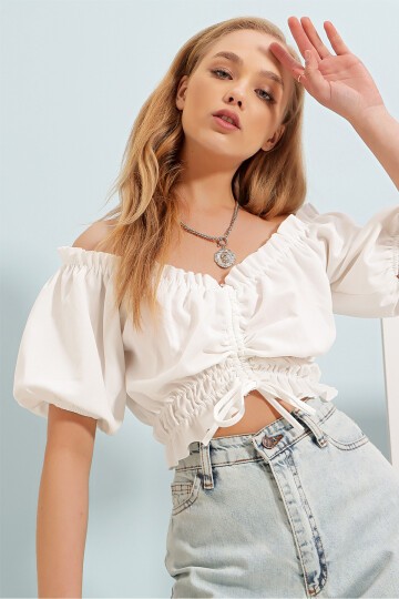 Beyaz Madonna Yaka Beli Ve Kolları Lastikli Önü Büzgülü Crop Dokuma Bluz
