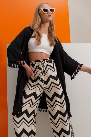 Siyah Püskül Detaylı Örme Krinkıl Kimono