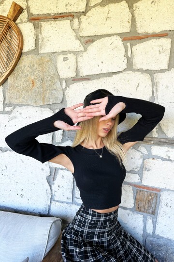 Siyah Vücuda Oturan Bisiklet Yaka Kol Dekolteli Parmak Detaylı Crop Örme Bluz