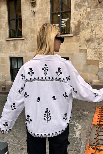 Beyaz Çiçek Nakışlı Düğmeli Denim Ceket