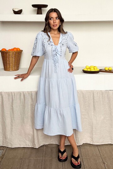Mavi Nakışlı Bağlama Detaylı Midi Boy Müslin Elbise