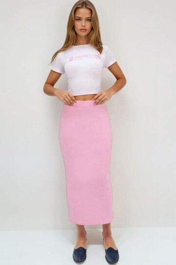 Pembe Bisiklet Yaka Nakışlı Crop Bluz Ve Etek Takım