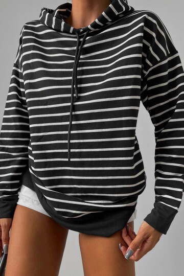 Siyah Beyaz Kapüşonlu Yani Yırtmaçlı Şerit Desenli Sweat