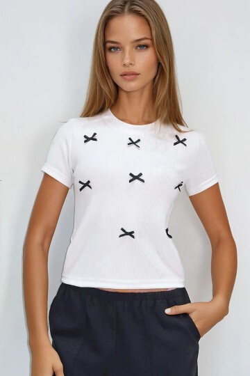 Beyaz Bisiklet Yaka Fiyonk Süslü Crop Bluz