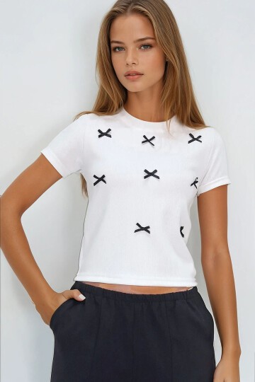 Beyaz Bisiklet Yaka Fiyonk Süslü Crop Bluz