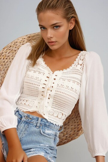 Beyaz Brit Detaylı Delik İşi Crop Bluz