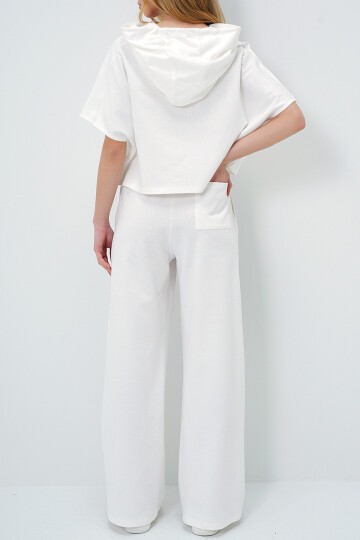 Beyaz Kapüşonlu Oversize Crop Ve Çift Cepli Pantolon Takım
