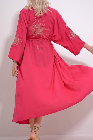 Fuşya Sırtı Ve Kolları Sim Nakışlı Beli Kemerli Maxiboy Kimino Kaftan