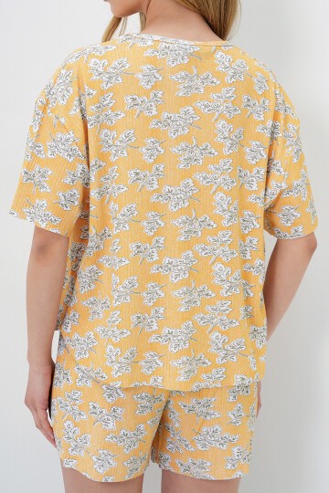 Yaprak Desenli Hardal V Yaka Pamuklu Mikro Desenli T Shırt Ve Şortlu Pijama Takımı