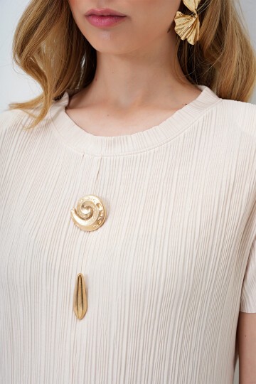 Bej Bisiklet Yaka Gold Düğme Detaylı Yırtmaçlı Pliseli Bluz Ve Pantolon Takım