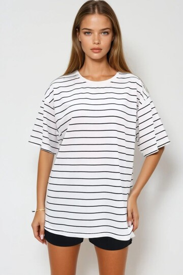 Beyaz Bisiklet Yaka Çizgili Oversize T Shirt
