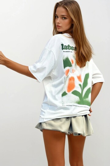 Beyaz Bisiklet Yaka Ön Ve Arka Çiçek Baskılı Oversize T-Shirt