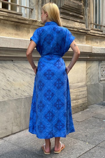 Saks Desenli Kuşaklı Düğme Kamapalı Gömlek Yaka Midi Elbise