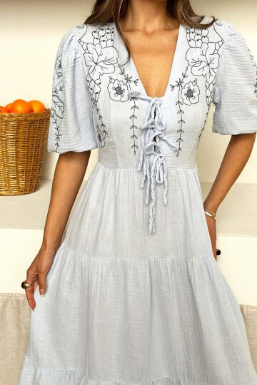 Mavi Nakışlı Bağlama Detaylı Midi Boy Müslin Elbise