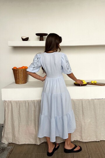 Mavi Nakışlı Bağlama Detaylı Midi Boy Müslin Elbise