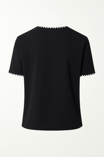 Siyah Nakış İşlemeli Tek Cepli T-Shirt
