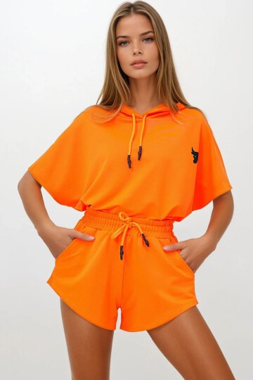 Turuncu Kapüşonlu Crop Sweatshirt Ve Şortlu Takım