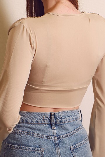 Bej V Yaka Önü Ve Beli Büzgülü Sandy Crop Bluz