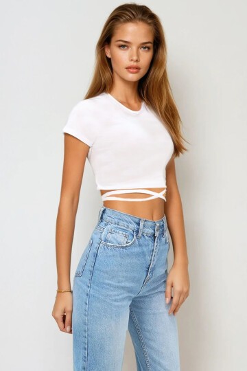 Beyaz Bisiklet Yaka Bağcıklı Crop Fit T Shirt