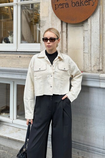 Krem Zımba Detaylı Tasarım Crop Dokuma Ceket