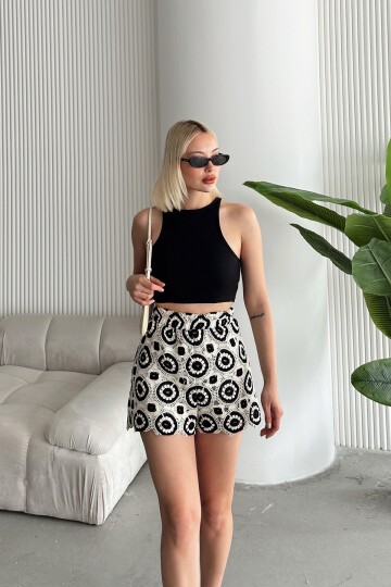 Siyah Beyaz Beli Lastikli Kroşe Detaylı Şort